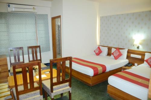 Una cama o camas en una habitación de Hotel Shalimar Palace