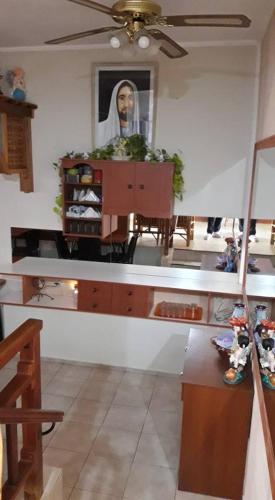 una cocina con una pintura de un hombre en la pared en La posada de Norma, en Capilla del Monte