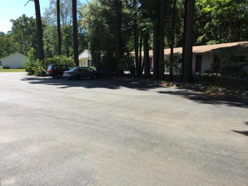 a driveway with a car parked in front of a house at North King Motel in Northampton
