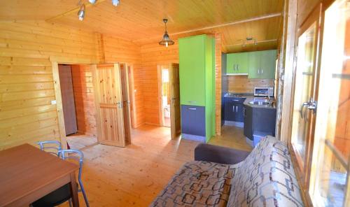 eine Küche mit grünen und blauen Schränken in einer Hütte in der Unterkunft CABAÑAS LAGO DE SANABRIA in Vigo de Sanabria