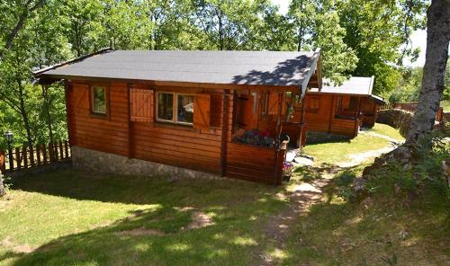 Cabaña de madera grande en medio de un patio en CABAÑAS LAGO DE SANABRIA, en Vigo de Sanabria