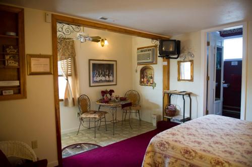 a bedroom with a bed and a table and chairs at 1 Murray House in Newport
