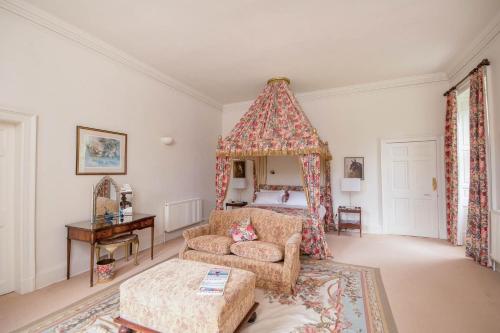 uma sala de estar com um sofá e uma cama em Blervie House em Forres