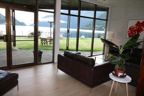 a living room with a couch and a table with a plant at Sogn Hotel in Vadheim