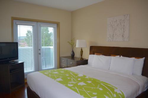 Postel nebo postele na pokoji v ubytování Sunset Resorts Canmore and Spa
