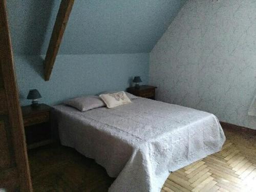 Liesville-sur-DouveにあるGite des Maraisのベッドルーム1室(白いベッド1台、枕2つ付)