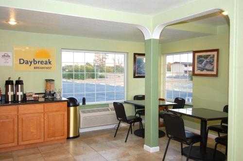 a waiting room at adqapp restaurant with tables and chairs at Days Inn by Wyndham Oroville in Oroville