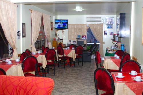 Reštaurácia alebo iné gastronomické zariadenie v ubytovaní Rioma Hotel