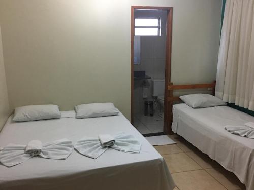 Ένα ή περισσότερα κρεβάτια σε δωμάτιο στο Trindade Hotel