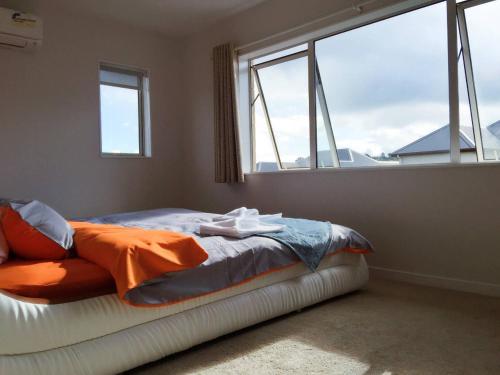 Säng eller sängar i ett rum på A Comfortable 5-Bedrooms House