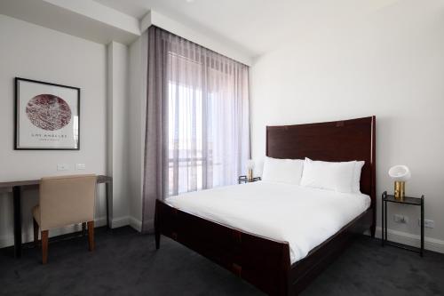 Una cama o camas en una habitación de Knightsbridge Canberra