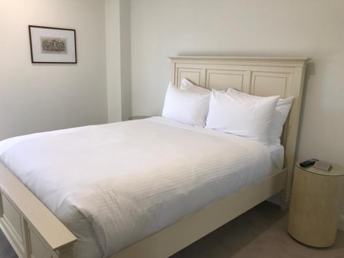 Una cama o camas en una habitación de Knightsbridge Canberra
