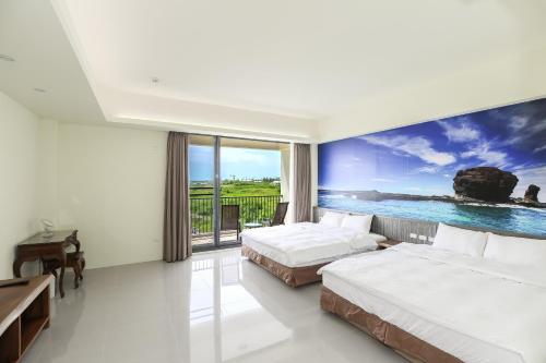 Habitación de hotel con 2 camas y ventana grande. en Bo Heng B&B, en Magong