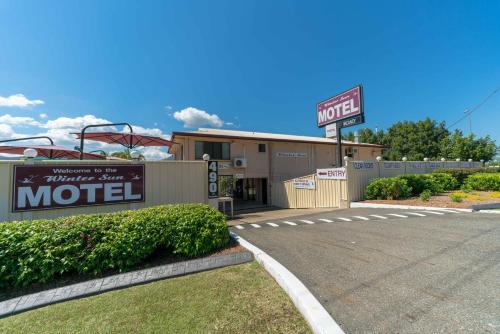a motel sign in front of a motel at Winter Sun Motel in Rockhampton
