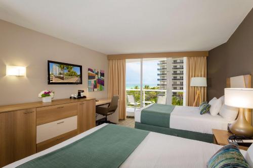 Postel nebo postele na pokoji v ubytování Best Western Plus Atlantic Beach Resort