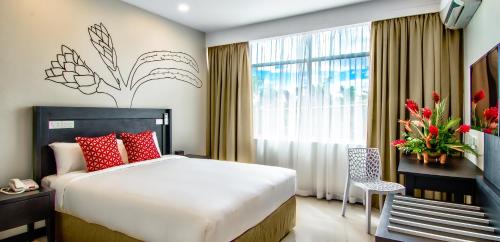 um quarto com uma cama grande e uma janela em Tanoa Rakiraki Hotel em Rakiraki