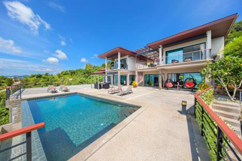 uma vista exterior de uma casa com piscina em Ban Nai Fan - Chaweng Sea View 4 Bed Pool Villa em Praia de Choeng Mon