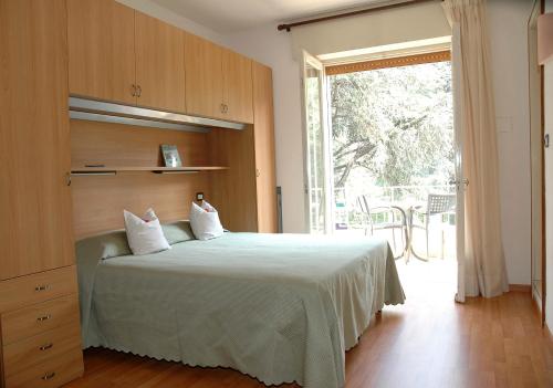 1 dormitorio con cama y ventana grande en Hotel Elisabetta, en Nago-Torbole