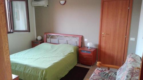 een slaapkamer met een bed, een dressoir en een spiegel bij Bilocale vista mare in Costa Rei
