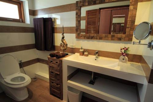 Et badeværelse på Tropical Season Villa Resort