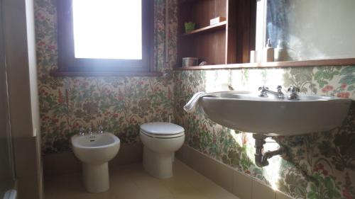a bathroom with a sink and a toilet at B&B Casa Soresina in Offagna