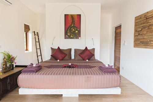 A bed or beds in a room at Tropical Season Villa Resort