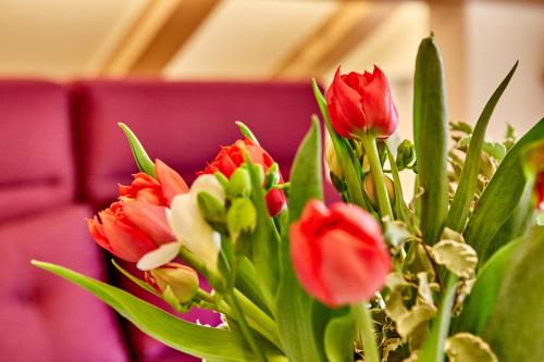 a bouquet of red and white flowers in a vase at Ferienwohnung Wittmann in Garmisch-Partenkirchen