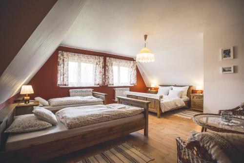 1 dormitorio con 2 camas, sofá y mesa en Willa Hamry, en Poronin