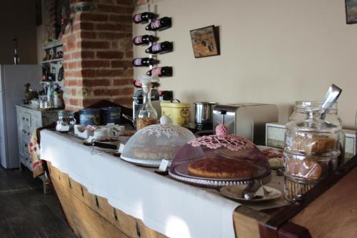 a kitchen counter with some food on top of it at Azienda Agricola Garoglio Davide in Alfiano Natta