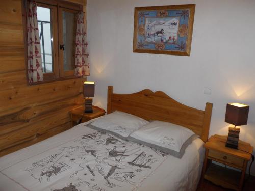 a bedroom with a bed and two lamps on tables at Chalet des Trappeurs Coeur Vanoise 15 persons in Champagny-en-Vanoise