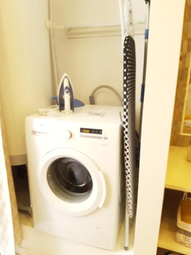 a washer and dryer in a laundry room at Forcal in Forcalquier