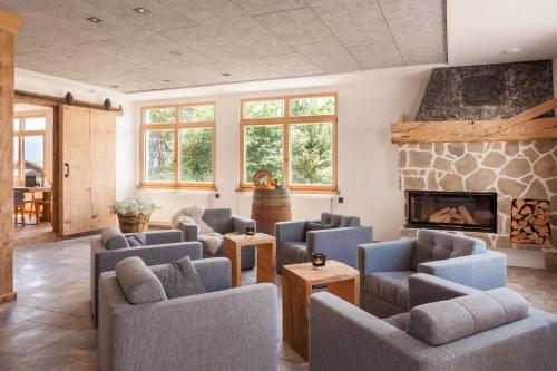 Ein Sitzbereich in der Unterkunft Hartungs Hoteldorf