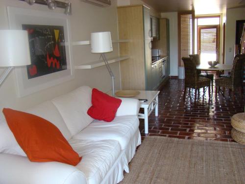 - un salon avec un canapé blanc et des oreillers rouges dans l'établissement A country house near the beach, à Pêra