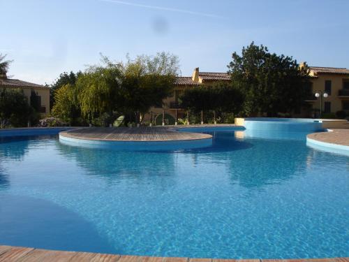 une grande piscine d'eau bleue dans l'établissement A country house near the beach, à Pêra