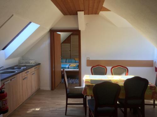 eine Küche und ein Esszimmer mit einem Tisch und Stühlen in der Unterkunft Gasthof Rössle Ochsenwang in Bissingen an der Teck