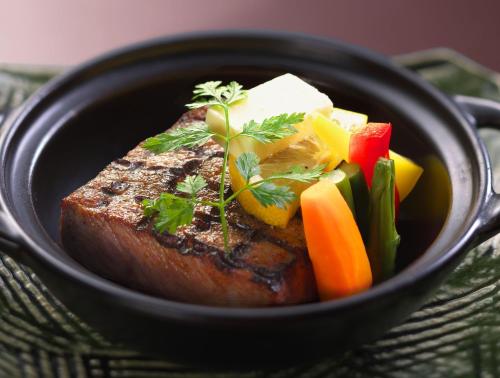 a bowl of meat and vegetables on a table at Sekizenkan Kashotei Sanso in Nakanojo