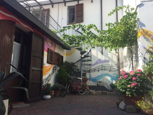 un bâtiment avec une fresque sur son côté dans l'établissement B&B ANNA, à Forlì