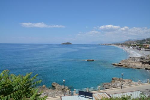 ディアマンテにあるPorta del Mareの海とビーチの景色を望めます。