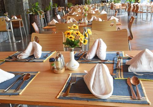 Un restaurant sau alt loc unde se poate mânca la Imperial Resort Beach Hotel