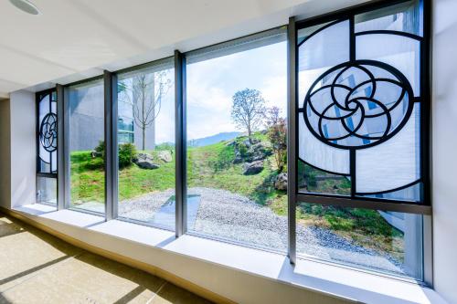 a window in a house looking out at a view at Hakone Ashinoko Hanaori in Hakone