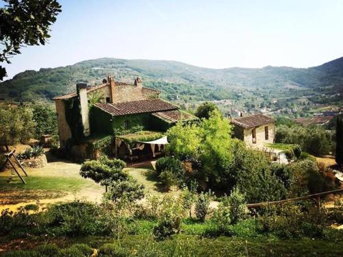 Ein altes Haus mitten auf einem Feld in der Unterkunft Podere La Fausta in Serravalle Pistoiese