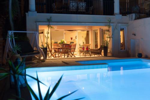 una piscina frente a una casa por la noche en Apartamento com Piscina, en Cruz Quebrada