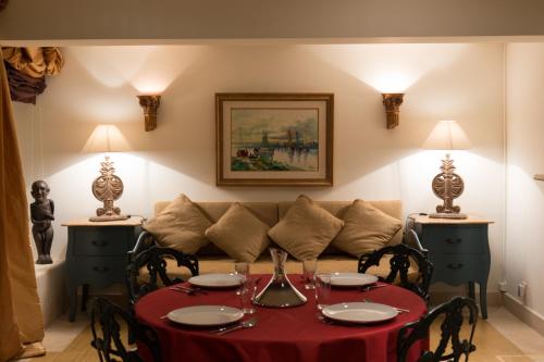 a living room with a table and a couch at Apartamento com Piscina in Cruz Quebrada