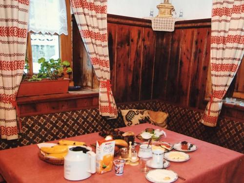 アイヒにあるMoarhofの赤いテーブルクロスと食べ物