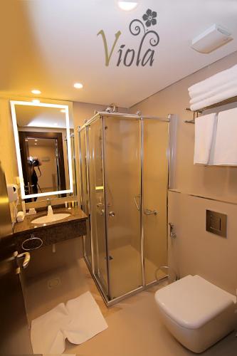 Ένα μπάνιο στο Viola Hotel Suites