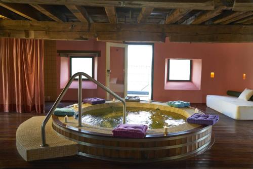 a jacuzzi tub in the middle of a room at Hacienda Zorita Wine Hotel & Spa in Valverdón