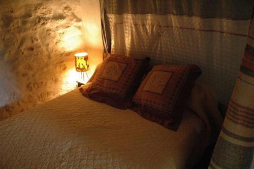 Katil atau katil-katil dalam bilik di Gîte, piscine L'Ange Blanc 28 personnes
