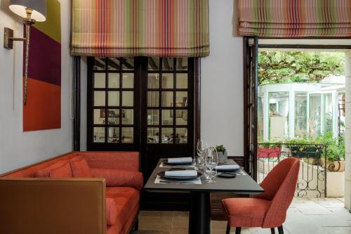 a living room with a couch and a table at Auberge du Bon Laboureur Chenonceaux in Chenonceaux