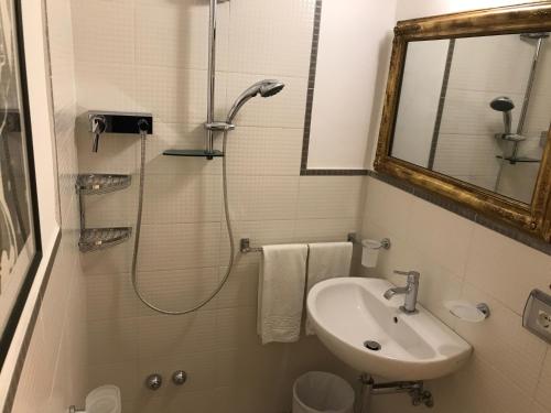 A bathroom at Hotel "La Salute"