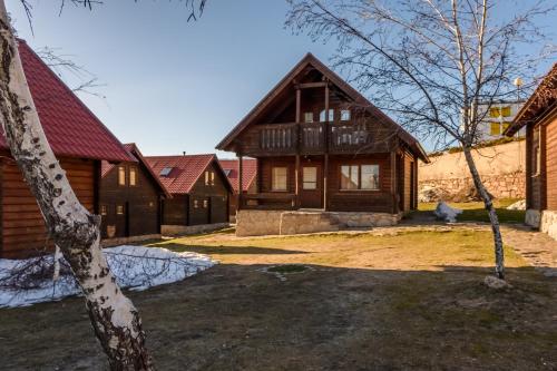 a large wooden house with a yard at Luna Chalets da Montanha - Serra da Estrela in Covilhã
